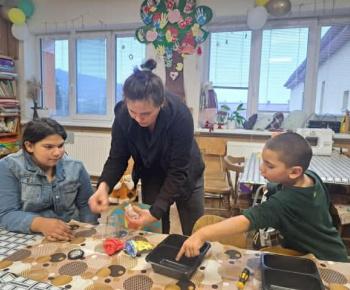Rozvojový tím v akcii / Priesady do záhradky“ – od semienka k rastlinke - foto