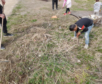 Rozvojový tím v akcii / Upratovanie okolia obydlia a poučenie o čistote - foto