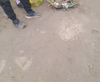 Rozvojový tím v akcii / Upratovanie okolia obydlia a poučenie o čistote - foto