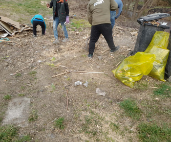 Rozvojový tím v akcii / Upratovanie okolia obydlia a poučenie o čistote - foto