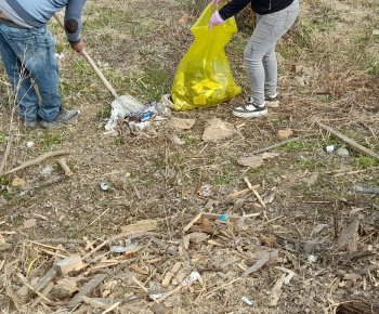 Rozvojový tím v akcii / Upratovanie okolia obydlia a poučenie o čistote - foto