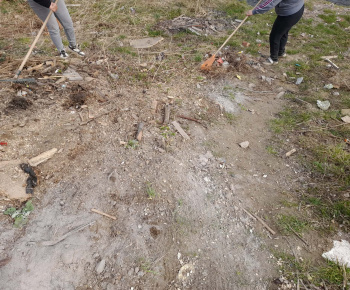 Rozvojový tím v akcii / Upratovanie okolia obydlia a poučenie o čistote - foto
