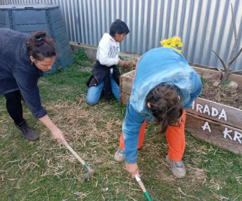 Rozvojový tím v akcii / Jarné práce v záhrade  - foto