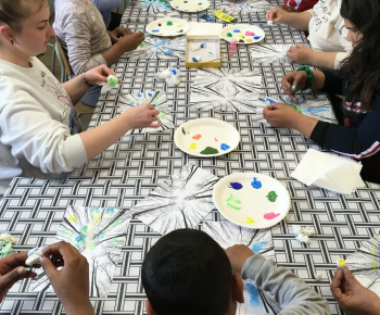 Rozvojový tím v akcii / Malí objavitelia v jarnom lese  - foto